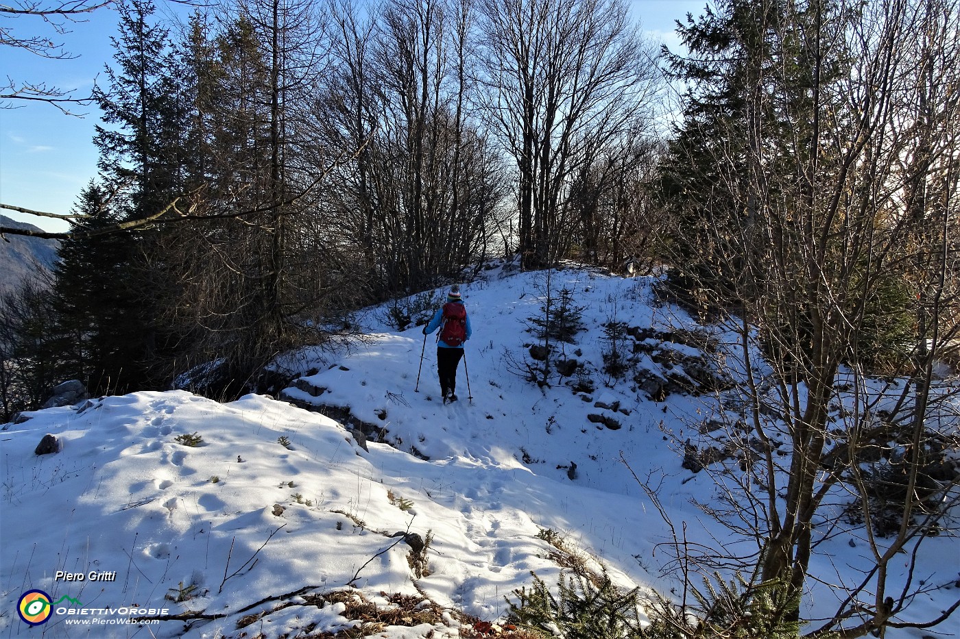 63 Seguiamo la traccia pestando neve scendendo dal crinale sud.JPG